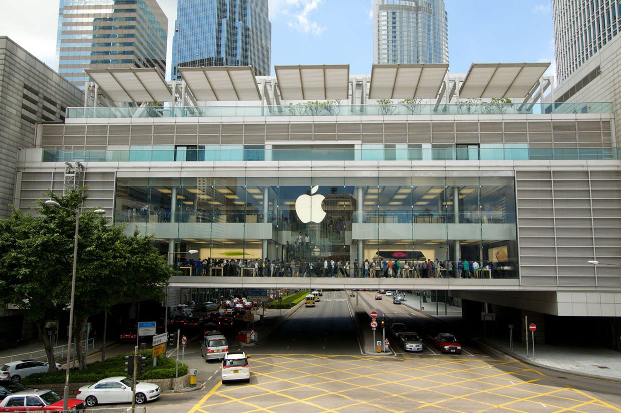 Queues at the Apple store for the iPhone 6