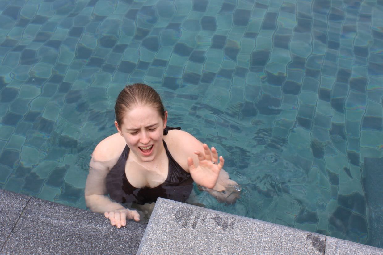 Samantha finding out the stone edges of the pool are a bit hot