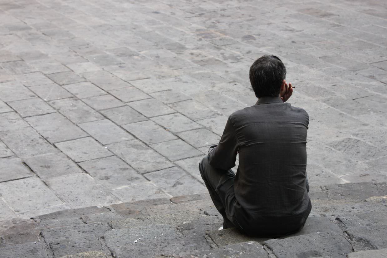 Man smoking in Plaça del Rei